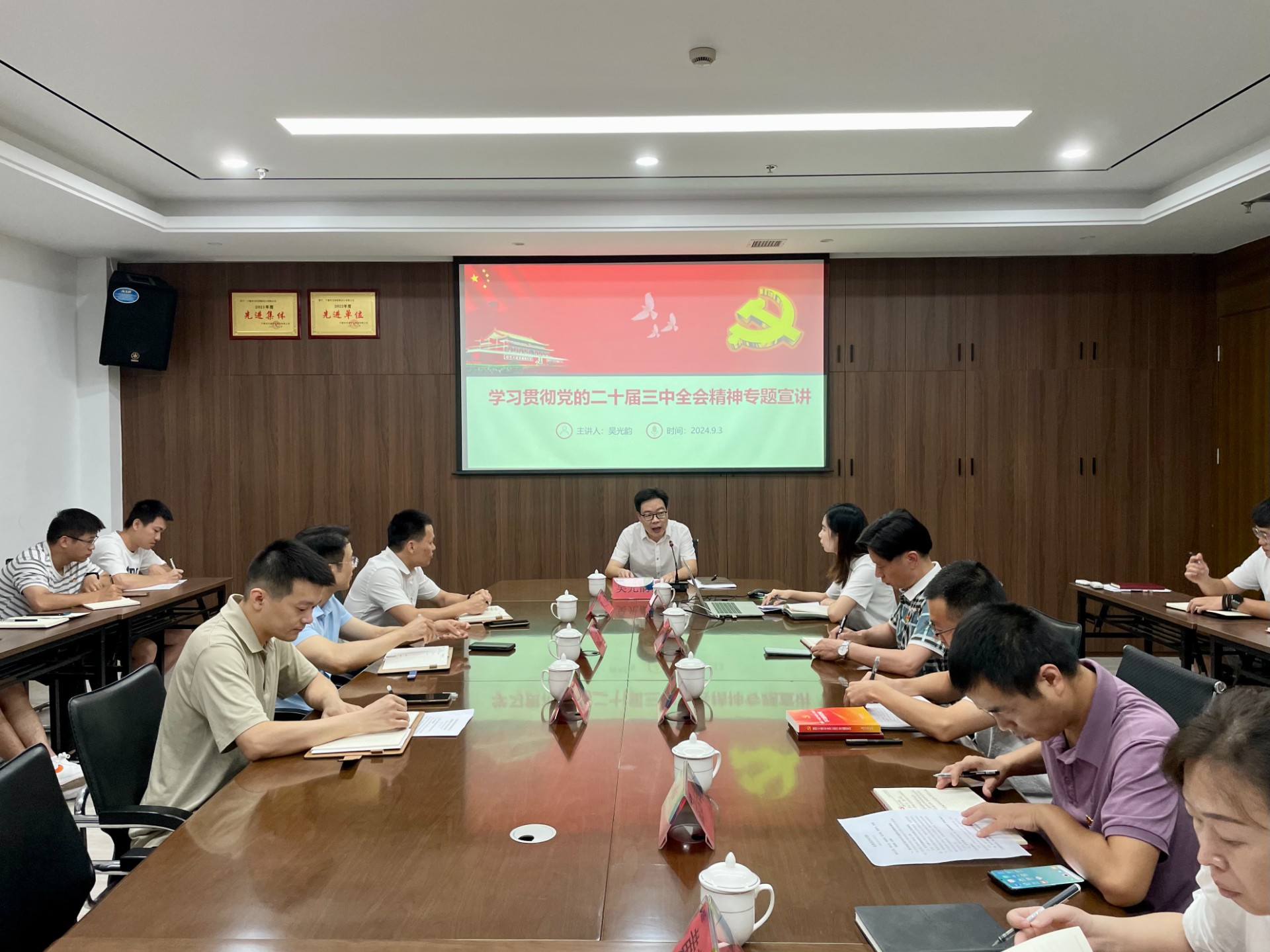 市交投集團(tuán)領(lǐng)導(dǎo)深入市交投物流集團(tuán)市交投勘察設(shè)計(jì)公司開展聯(lián)系點(diǎn)工作，葉嵐清拍攝1.jpg