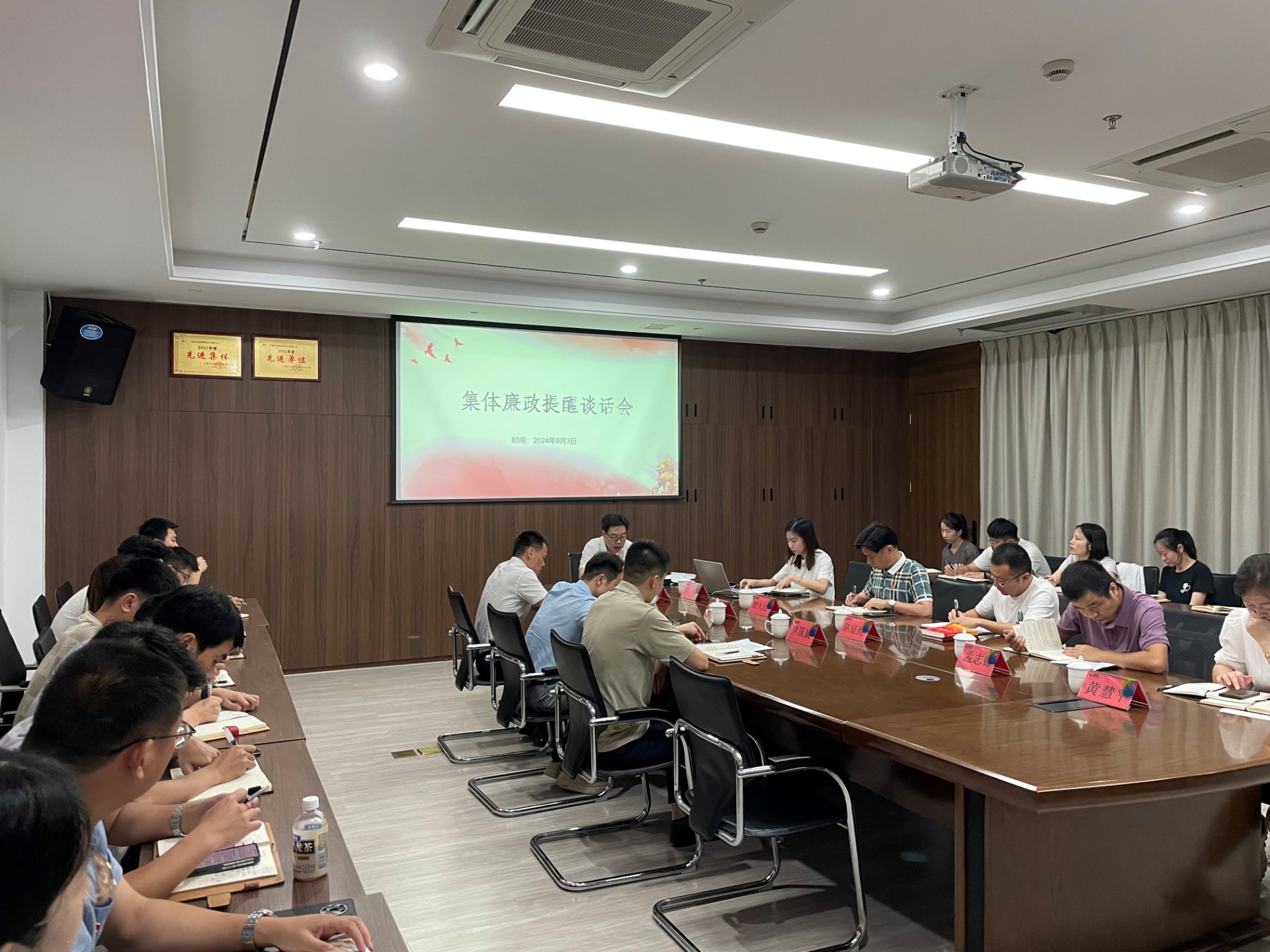 市交投集團(tuán)領(lǐng)導(dǎo)深入市交投物流集團(tuán)市交投勘察設(shè)計(jì)公司開展聯(lián)系點(diǎn)工作，葉嵐清拍攝2.jpg